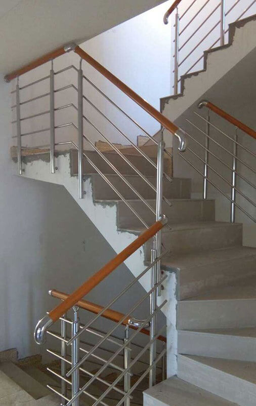 Перила с деревянными вставками