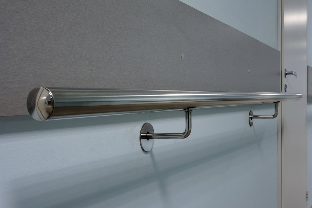 Поручень пристенный из нержавеющей стали